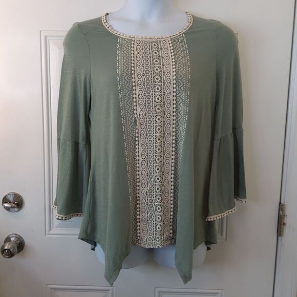 Tru Self sage green lace and screen print front Bell sleeve shark bite blouse - Picture 1 of 13